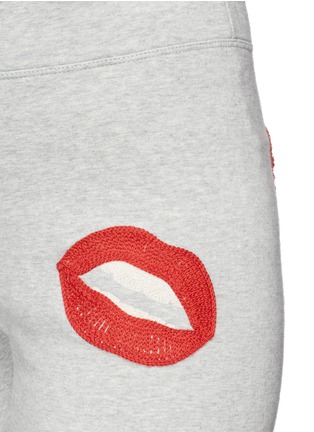 Detail View - Click To Enlarge - SANDRINE ROSE - 'The Sweat Pants' in slogan patch fleece jersey