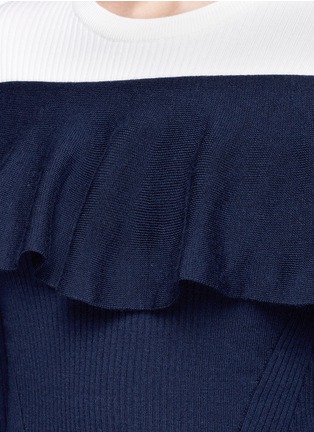 Detail View - Click To Enlarge - COMME MOI - Colourblock ruffle trim mixed knit top