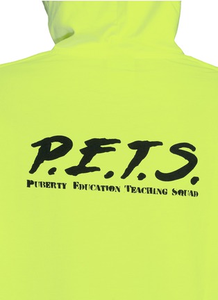 Detail View - Click To Enlarge - VETEMENTS - 'P.E.T.S.' print oversized neon oversized hoodie