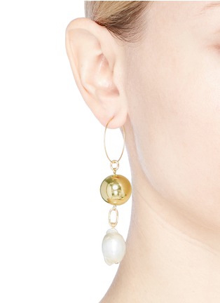 Figure View - Click To Enlarge - MOUNSER - 'Pagoda Fruit Baroque Pearl' mismatched hoop earrings