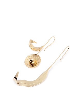 Detail View - Click To Enlarge - JW ANDERSON - Mismatched daisy leaf drop earrings