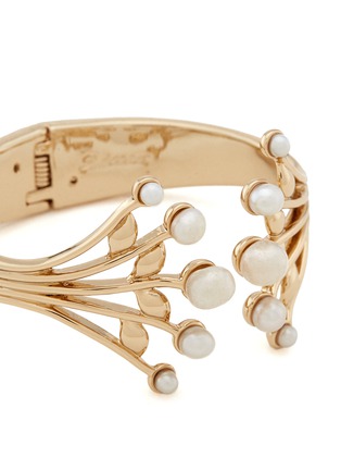 Detail View - Click To Enlarge - LULU FROST - 'Alesia' freshwater pearl leaf cuff