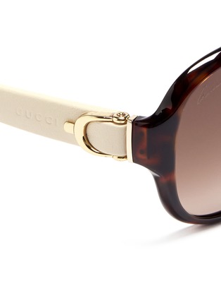 Detail View - Click To Enlarge - GUCCI - Horseshoe leather arm tortoiseshell sunglasses