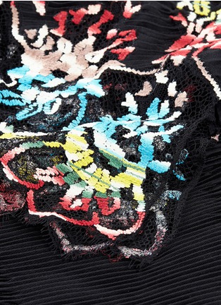 Detail View - Click To Enlarge - VALENTINO GARAVANI - Floral lace trim plissé pleated silk scarf