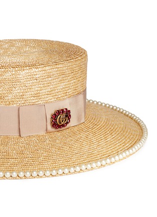 Detail View - Click To Enlarge - GUCCI - Glass pearl logo brooch straw boater hat