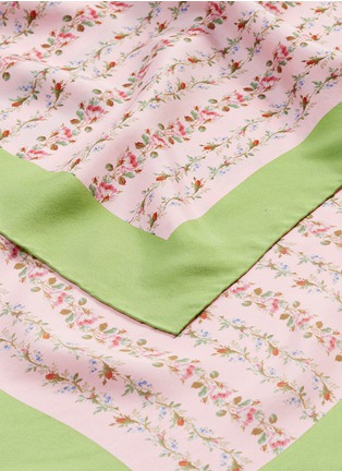 Detail View - Click To Enlarge - GUCCI - Logo rose print silk twill scarf