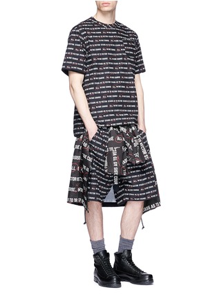 Figure View - Click To Enlarge - SACAI - 'Vector' slogan print belted shorts