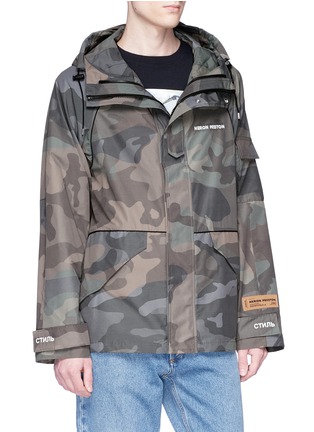 Detail View - Click To Enlarge - HERON PRESTON - Two-in-one camouflage print hooded jacket