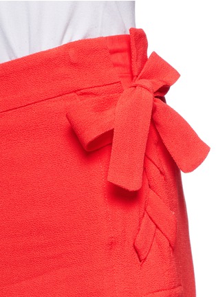 Detail View - Click To Enlarge - SEE BY CHLOÉ - Ribbon trim textured crepe shorts