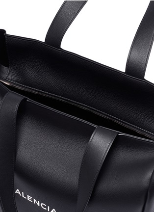 Detail View - Click To Enlarge - BALENCIAGA - 'Everyday' logo embossed medium leather tote