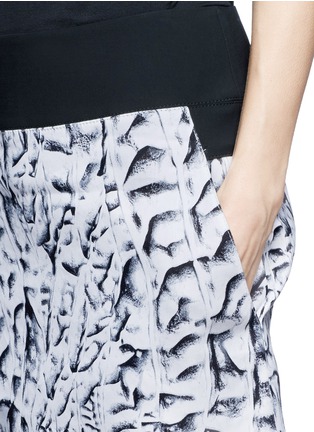 Detail View - Click To Enlarge - HELMUT LANG - 'Strata' print mini skirt