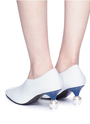 Front View - Click To Enlarge - YUUL YIE - Faux pearl heel colourblock choked-up leather pumps