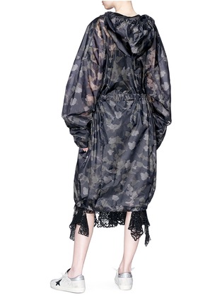 Figure View - Click To Enlarge - DAWEI - Camouflage print hooded raincoat