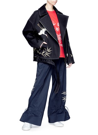 Detail View - Click To Enlarge - ANGEL CHEN - Leaf embroidered flared leg unisex jogging pants
