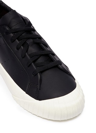 Detail View - Click To Enlarge - ADIDAS - 'Everyn' leather sneakers