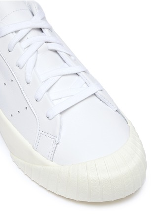 Detail View - Click To Enlarge - ADIDAS - 'Everyn' leather sneakers