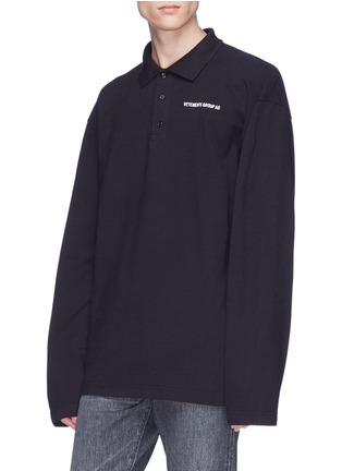 Detail View - Click To Enlarge - VETEMENTS - Logo print oversized unisex long sleeve polo shirt