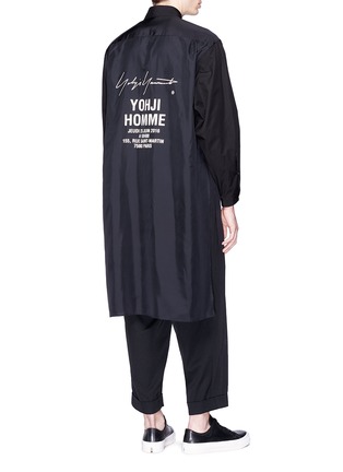 Back View - Click To Enlarge - YOHJI YAMAMOTO - 'Yohji Homme' slogan print back oversized high-low shirt