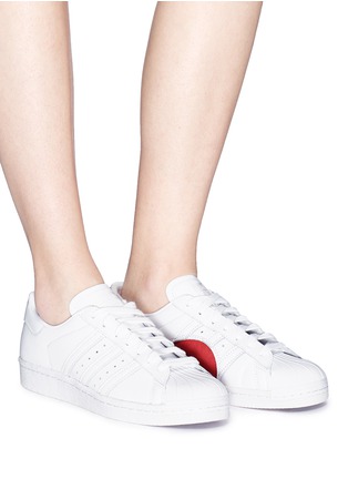 Figure View - Click To Enlarge - ADIDAS - 'Superstar 80s Half Heart' sneakers