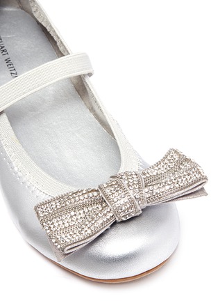 Detail View - Click To Enlarge - STUART WEITZMAN - 'Fannie' strass bow metallic faux leather toddler ballet flats