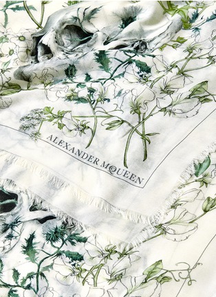 Detail View - Click To Enlarge - ALEXANDER MCQUEEN - 'White Garden' skull print modal-wool twill scarf