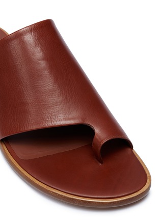 Detail View - Click To Enlarge - VINCE - 'Edris' toe ring leather slide sandals