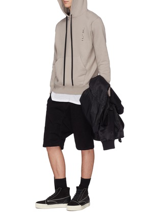 Figure View - Click To Enlarge - BEN TAVERNITI UNRAVEL PROJECT  - Logo strap drop crotch sweat shorts