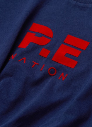  - P.E NATION - 'Lay Up' knot hem logo print cropped T-shirt