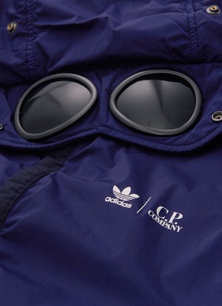  - 10590 - Detachable goggle hood track jacket
