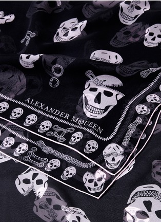 Detail View - Click To Enlarge - ALEXANDER MCQUEEN - 'Zippy Skulls' print silk scarf