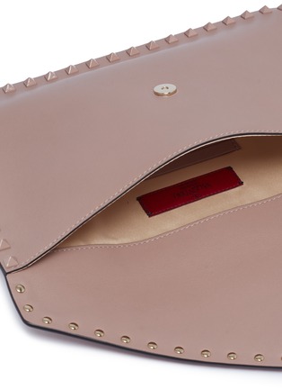 Detail View - Click To Enlarge - VALENTINO GARAVANI - Valentino Garavani Rockstud leather envelope pouch