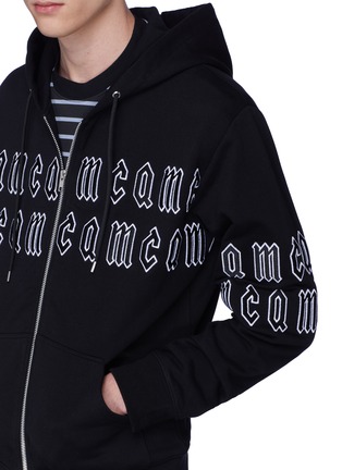 Detail View - Click To Enlarge - MC Q - Logo embroidered zip hoodie