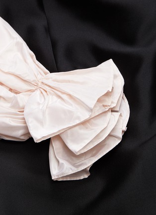  - LEAL DACCARETT - 'Tina' contrast crinkled balloon sleeve off-shoulder dress