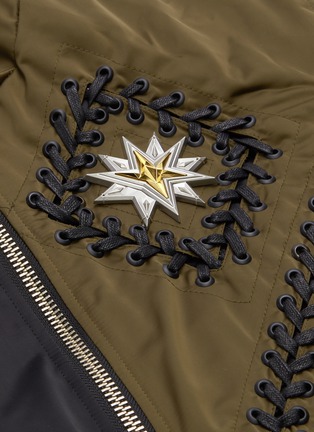  - 10753 - Colourblock star appliqué lace-up hooded layered jacket