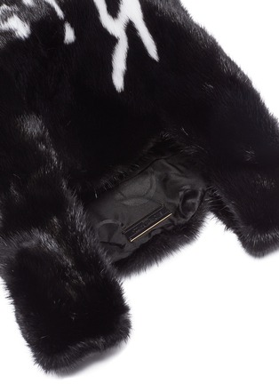 Detail View - Click To Enlarge - SIMONETTA RAVIZZA - 'Furrissima' slogan print mink fur sac bag