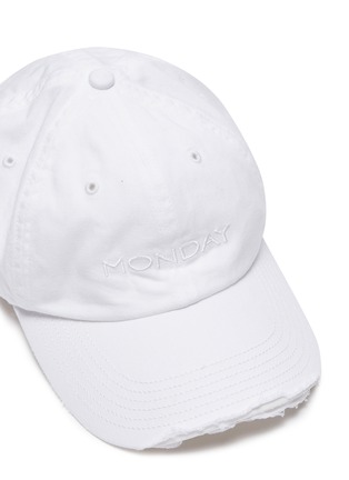 Detail View - Click To Enlarge - VETEMENTS - x Reebok 'Weekday' slogan embroidered distressed baseball cap