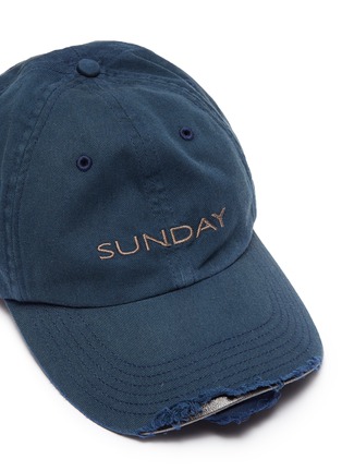 Detail View - Click To Enlarge - VETEMENTS - x Reebok 'Weekday' slogan embroidered distressed baseball cap