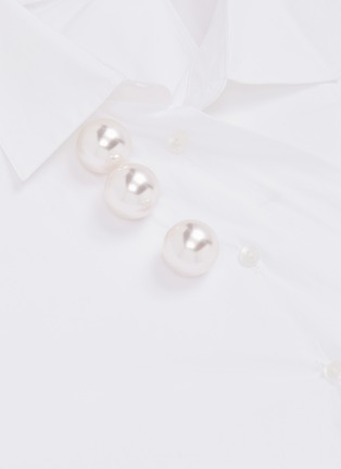  - KIMHĒKIM - 'Venus' convertible faux pearl button shirt