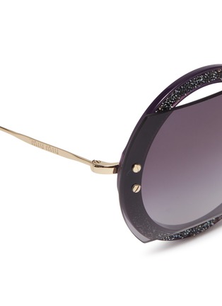 Detail View - Click To Enlarge - MIU MIU - 'Reveal' metal temple cutout glitter acetate round sunglasses