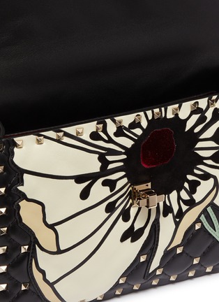 Detail View - Click To Enlarge - VALENTINO GARAVANI - Valentino Garavani 'Rockstud Spike' floral appliqué medium quilted leather crossbody bag