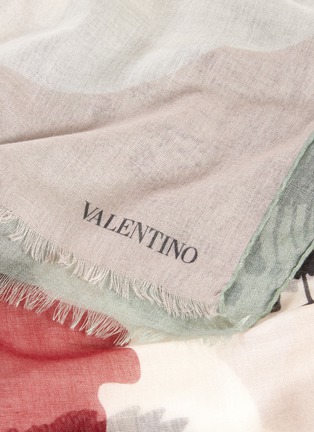 Detail View - Click To Enlarge - VALENTINO GARAVANI - Valentino Garavani Floral print cashmere-silk scarf