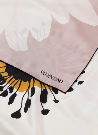 Detail View - Click To Enlarge - VALENTINO GARAVANI - Valentino Garavani Daisy print silk scarf