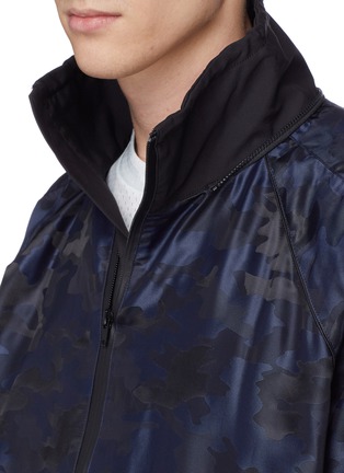 Detail View - Click To Enlarge - 73333 - 'Cantilever' camouflage print windbreaker half-zip hoodie