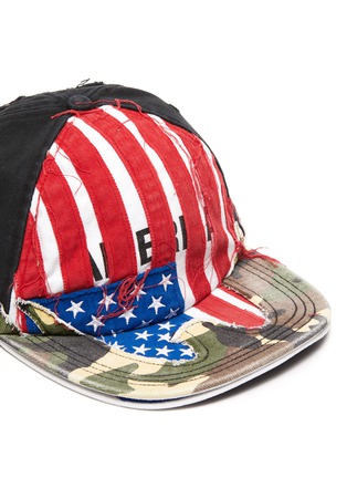 Detail View - Click To Enlarge - VETEMENTS - 'America' slogan print distressed patchwork baseball cap