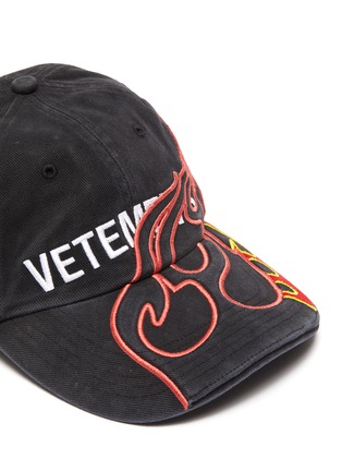 Detail View - Click To Enlarge - VETEMENTS - x Reebok 'Fire' graphic logo embroidered baseball cap