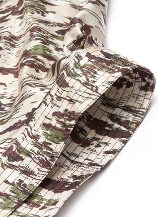 Detail View - Click To Enlarge - VICTORIA BECKHAM - Belted curved hem camouflage jacquard silk knit dress