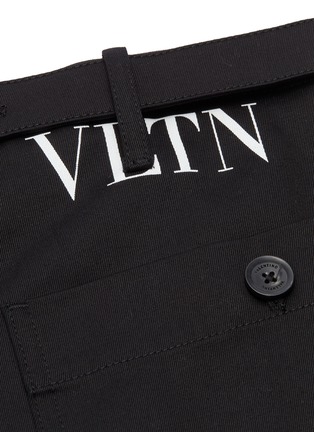  - VALENTINO GARAVANI - Logo print pleated twill pants