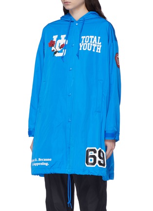 Front View - Click To Enlarge - UNDERCOVER - 'Total Youth' slogan rose print hooded raincoat