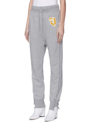 Front View - Click To Enlarge - UNDERCOVER - Logo chenille patch frayed outseam jogging pants