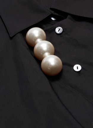  - KIMHĒKIM - Faux pearl button asymmetric shirt